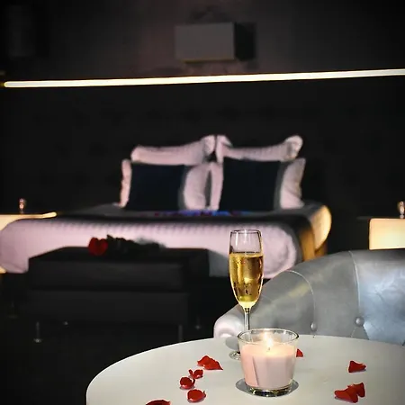 Luxury & - Indoor Swimming Pool & Cinema בית אירוח