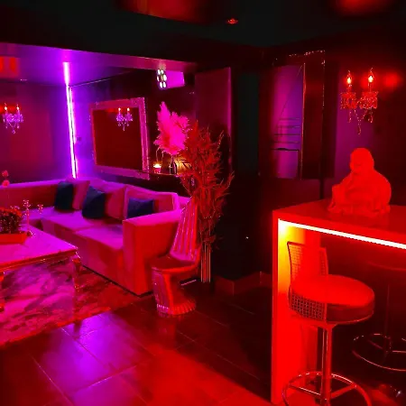 Luxury & - Indoor Swimming Pool & Cinema בית אירוח