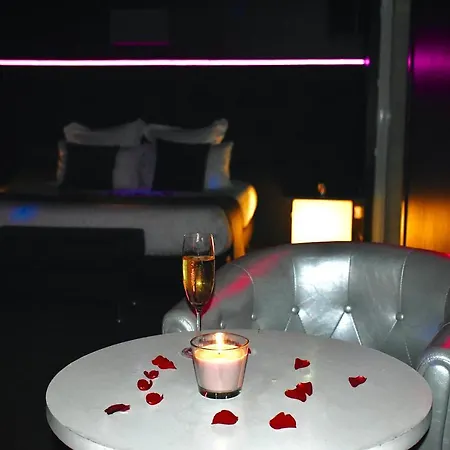 Luxury & - Indoor Swimming Pool & Cinema בית אירוח *