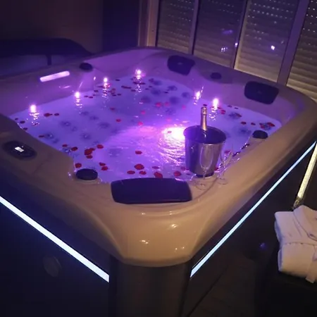 Luxury & - Indoor Swimming Pool & Cinema בית אירוח *