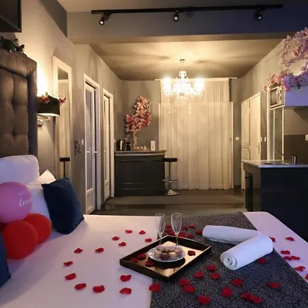 Luxury & - Indoor Swimming Pool & Cinema בית אירוח שלה